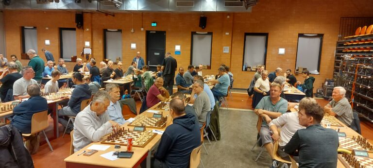 1e knokt zich naar winst