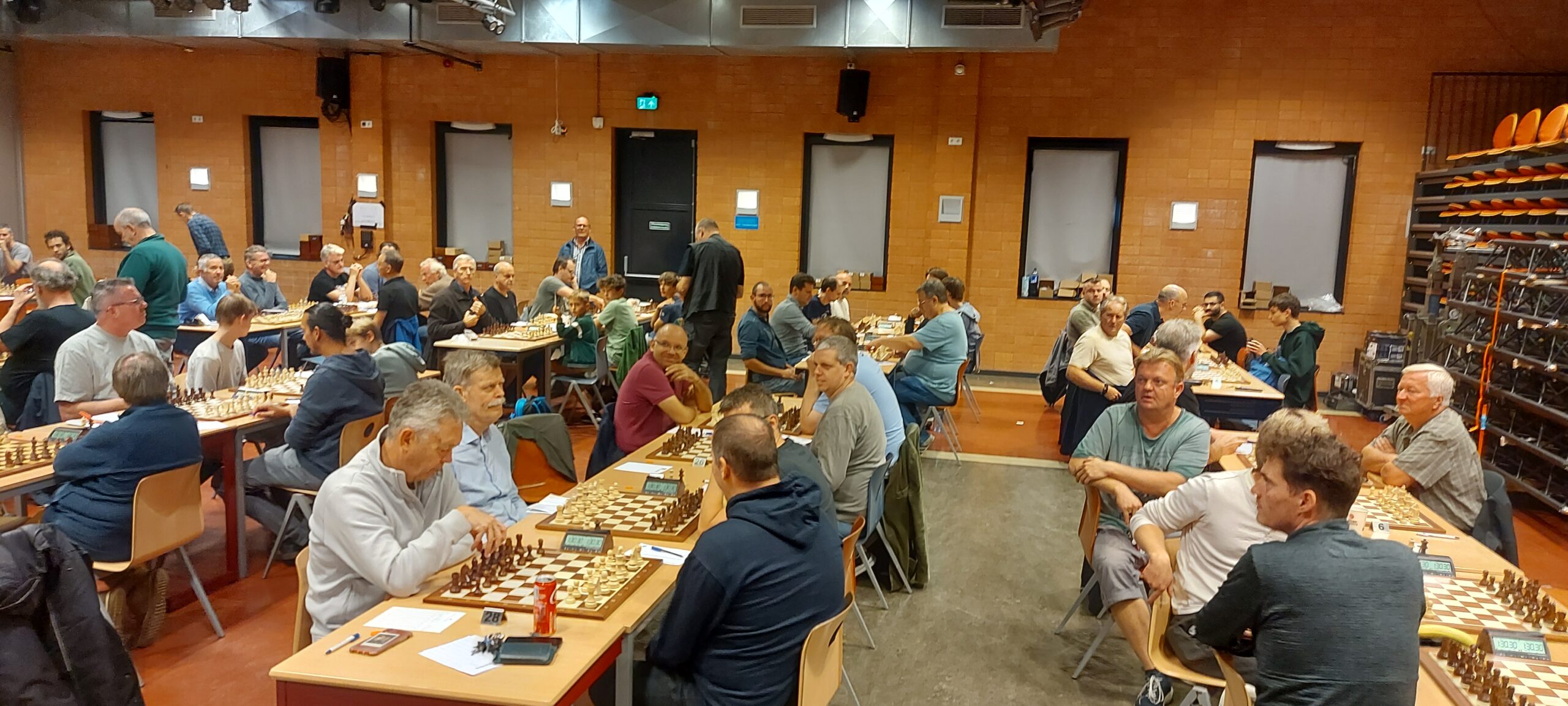 1e knokt zich naar winst